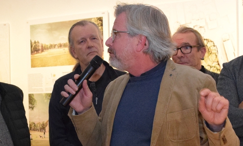 Christoph Schonhoff beantwortet bei der Ausstellungseröffnung im Goslarer Museum Fragen aus dem Rat und der Bürgerschaft zu seinem Gestaltungsentwurf.