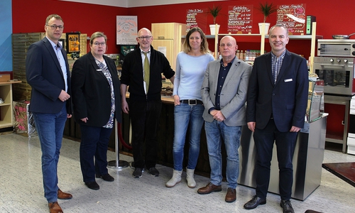 Der erste Tag in der neuen Cafeteria an der Oberschule Sickte. Zur Eröffnung kamen (v.r.n.l.): Stefan Marken (Oberschuldirektor), Martina Brandt (Leiterin Referat für Schule und Sport), Thomas Fulst (Cafeteria-Betreiber, Dr. Katrin Manz (Didaktische Leiterin Oberschule Sickte), Frank Hilgner (Oberschulkonrektor) und Bernd Retzki (Dezernent für Schule, Jugend und Soziales).