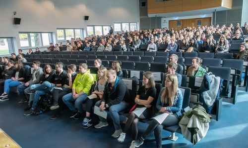 In der Aula der Ostfalia Hochschule wurden heute die Erstsemester begrüßt.
