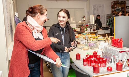 TEUTLOFF-Teilnehmerin Lena Lorenz (18) präsentiert den Gästen die selbstgestaltete Warenpräsentation.