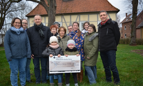 Die Organisatoren des Telgter Adventsmarktes übergaben eine 1.000 Spende an die Kirchengemeinde St. Johannis. 