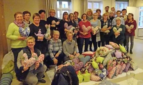 Knapp 120 Herzkissen und 30 Kuscheltiere wurden am „Herzkissennähtag“ angefertigt.
