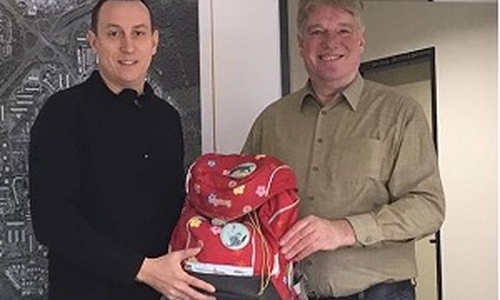 Bastian Michel und Ralf Mühlisch mit einem der Ranzen.