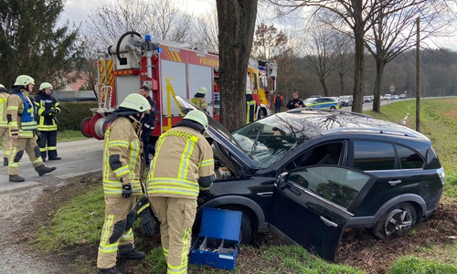 Auf der Rottorfer Straße fuhr ein Auto gegen einen Baum.