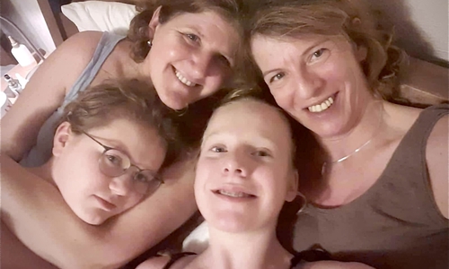 Hinten links: Patientin Nicole mit Ihren engsten Vertrauten. 