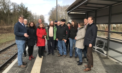 Die Mitglieder des Ausschusses für Regionalverkehr besichtigten den neuen Bahnsteig in Triangel, der bereits weitgehend barrierefrei ausgebaut ist.