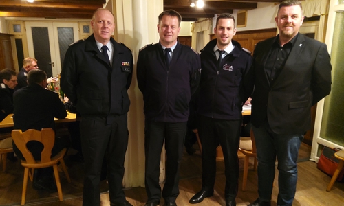 Andreas Busch (r.) freut sich, dass Simon Rebel, Ralf Sprang und Jan Wehrstedt (v.l.) sofort bereit waren, die Leitung der Gemeindefeuerwehr bis zu einer Neuwahl zu übernehmen.