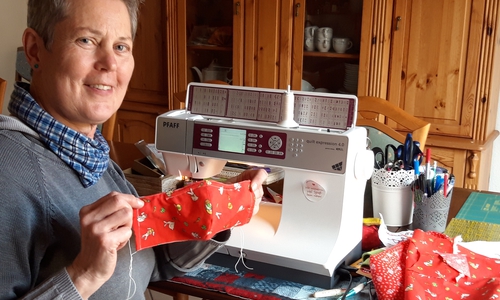 Die 1. Vorsitzende des LFV Brome Silvia Reder hatte gerade ihren 1. Prototyp fast fertig.