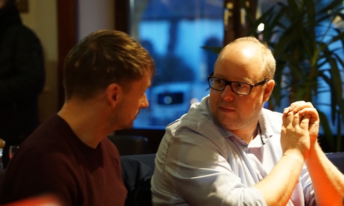 Jörn Domeier (rechts) im Gespräch mit einem Bürger.