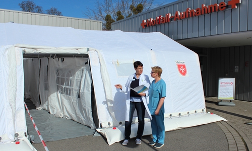 Das neue Empfangszelt vor der Zentralen Notaufnahme des Klinikums Wolfsburg. 