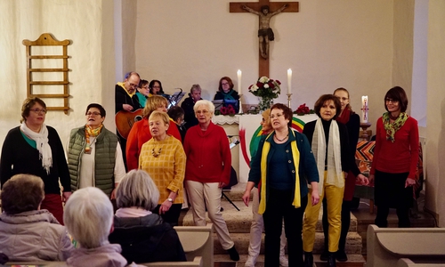 Das Weltgebetstags-Team mit Band begeistert im Gottesdienst.