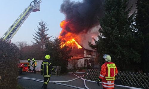 Das Haus steht in Vollbrand.