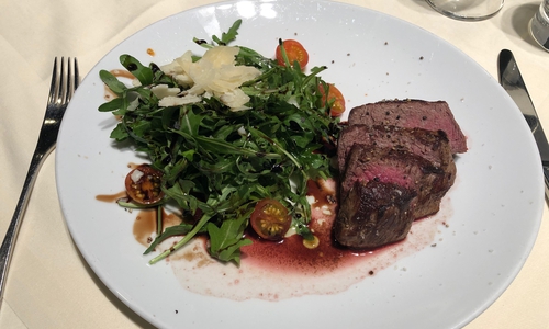 Aus unserer Reihe "Schnelle Küche" Tagliata di manzo auf Rucola mit Pinienkernen und Parmesan.