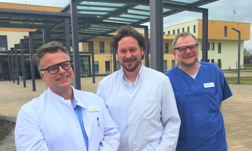 Markus Rohde mit dem Ärztlicher Direktor Dr. Andreas Widera (links) und dem Pflegedirektor Jens Bosenick (rechts)