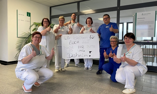 Dass die Mitarbeiter für das Foto keinen Mundschutz tragen, habe allein den Grund, dass dieser viel zu wichtig für den Ernstfall sei. 