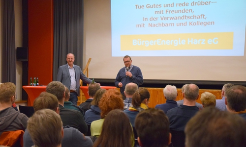 Volles Haus am 3. März in Schladen: Die Bürgermeister Andreas Memmert, Schladen- Werla, und Alf Hesse, Liebenburg, werben für "Bürgerenergie".