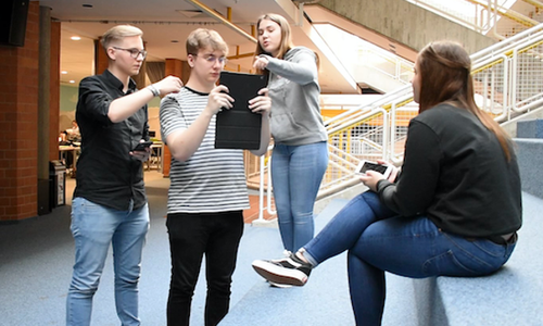 Schülerinnen und Schüler während des Drehs im BBS-Forum.