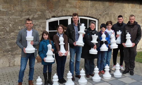 v. l.: Lehrer Jörn Giffhorn, Schulleiter Oliver Behn, Vorsitzende des Fördervereins Tanja Mees, Bufdi Mats Mühlenkamp und Hausmeister Christian Marquardt mit Schülern des GiS.