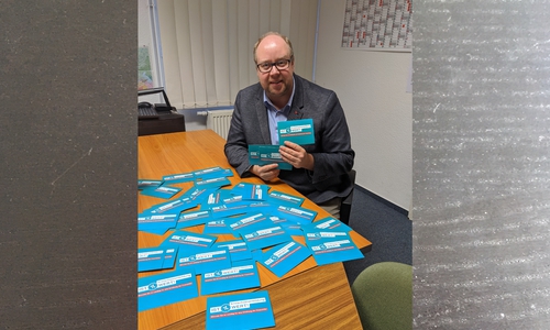 SPD-Landtagsabgeordneter Jörn Domeier möchte mit der Postkarten-Aktion auf die Erwachsenenbildung in Niedersachsen hinweisen.
