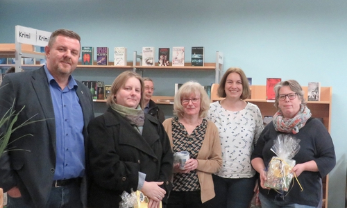 Gemeindebürgermeister Andreas Busch, stellvertretende Ortsbürgermeisterin Diana Siedetopf mit dem Bücherei-Team Ursula Triphaus-Behrens, Wiebke Wulff-Heitmann und Daniela Piehl (v. li.).