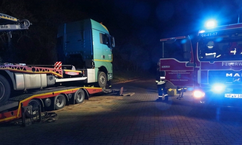 Aus einem aufgeladenen LKW war Diesel ausgelaufen.