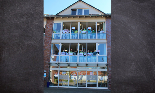 Die Mitarbeiter und Bewohner des Seniorenheims "Haus am Juliuspark" haben eine Botschaft für die Angehörigen.