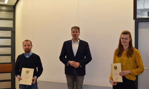 Sophie Reichelt und Marcel Möller rahmen mit dem notwendigen Abstand Oberbürgermeister Dr. Oliver Junk ein.