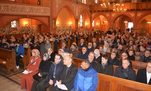 Mehr als 300 Besucher folgten dem Aufruf des Gesprächskreises Christen und Muslime.