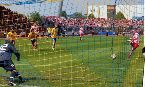 Der Alptraum für Eintrachts Nachwuchskeeper Nico Lauenstein: Marco Christ mit dem Ausgleich zum 1:1. Vier weitere Gegentore sollten folgen.