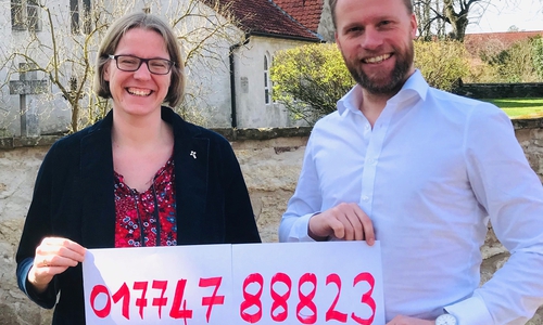 Die Initiatoren zeigen die Telefonnummer, unter der ab sofort unkompliziert Hilfe zu finden ist. 