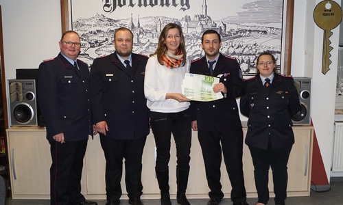 Ortsbrandmeister Wolfgang Hesse, GF Dennis Meyer, Tanja Perschke (Sparkasse) JFW Marvin Fricke, Stellv. JFW Bettina Dettbarn (v. li.).