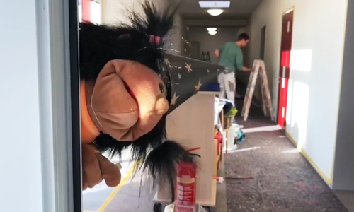 Die Handpuppe Kuddelmuddel ist sehr beliebt bei den Kindern der städtischen Kita am Gutspark in Mörse und besucht sie jetzt auch per Video zuhause.