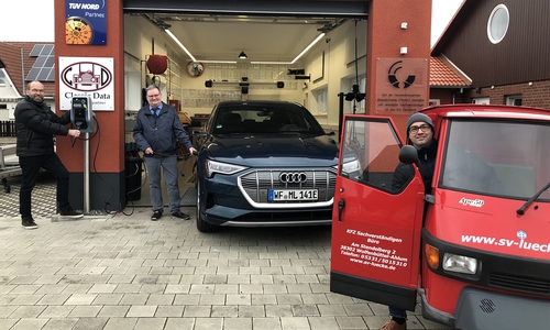 Carsten Bock (l.) und Benjamin Kramer (r.), Mitarbeiter Team E-Mobilität der Stadtwerke Wolfenbüttel und Matthias Lücke, KFZ-Sachverständiger von der KFZ Prüf- und Bewertungsstelle in Wolfenbüttel-Ahlum, der seinen Stromer ab jetzt vorm eigenen Betrieb tankt.