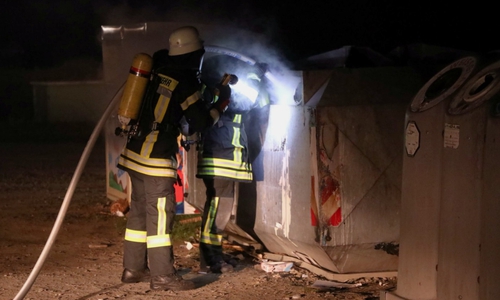 Die Feuerwehr löscht den Brand.