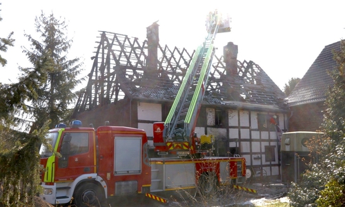 Auch am Tag nach dem Brand war die Feuerwehr mit Nachlöscharbeiten beschäftigt. Es wurden noch Glutnester in den Wänden gefunden.