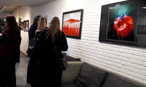 Die Ausstellung „Rot“ der Fotowerkstatt der KVHS Gifhorn.