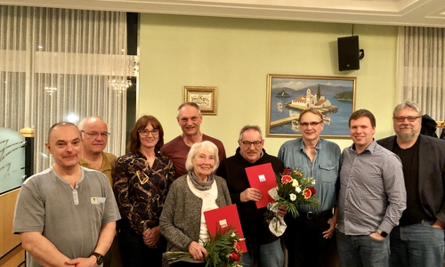 Beschreibung zum Foto: Der Vorstand und die Geehrten (v.l.): Axel Heineck, Günter Hahn, Andrea Schrader, Konstantin Janosch, Rosemarie Werner, Helmut Borowski, Jürgen Völkel, Michael Esbach, Dirk Zogbaum. Es fehlt Kassierer Michael Klinghardt.   