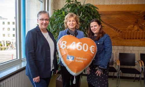 Claudia Kayser (Volksbank BraWo, Mitte) übergibt eine Spende über 8.460 Euro zugunsten des Projektes „Gemeinsam wachsen“ an Stadträtin Iris Bothe und Katharina Varga von der Stadt Wolfsburg.
