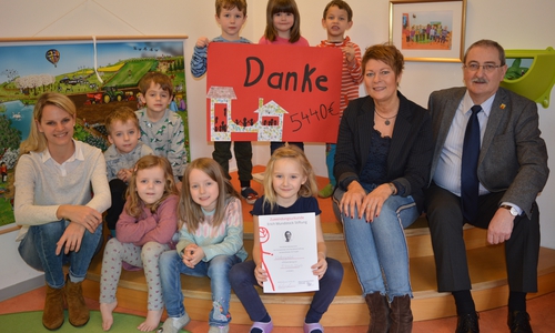 Die Erwachsenen von links Sarah Mager-Mundstock, Martina Meyer-Becker und Lutz Erwig freuten sich über das von den Kindern selbst gestaltete Plakat.
