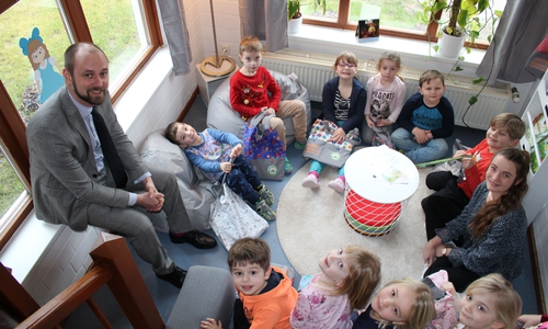Die Kinder der Kita Astrid Lindgren präsentieren Bürgermeister Malte Schneider die neue Bücherecke.