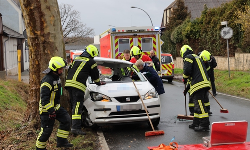 Die Feuerwehr musste die Fahrerin befreien.