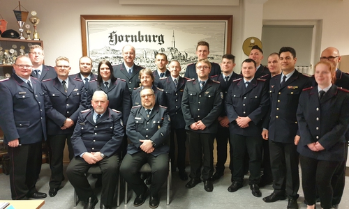 Von links: Wolfgang Hesse, Peter Bartels, Carsten Köchy, Dennis Meyer, Daniela Bloch, Andreas Memmert, Martina Görlich, Lasse Karlson, Henning Peters, Johannes Meyer, Bernhadt Wölfer, Leon Meyer, Jamie-Lee Shane Pelka, Florian Heinz Aaron Görlich, Tobias Thurau, Florian Graf und Heidi Wölfer. Auf den Stühlen: Heinz Schulze und Thilo Linke.