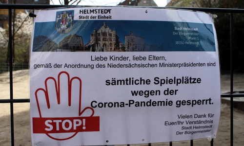 Diese Hinweisschilder sind an den angebrachten Absperrgittern zu finden. 