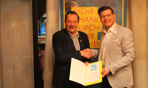 Björn Försterling (rechts) ehrt Thomas Fach für seine politische Arbeit.