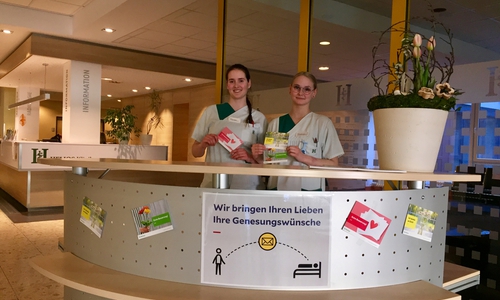 Pflegeschüler bringen Patienten Genesungswünsche von Angehörigen.  