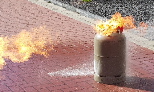 Die Gasfalsche hat Feuer gefangen.
