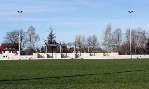 Die neue Tribüne des Meesche-Stadions wächst, der Rasen erstrahlt saftig grün.