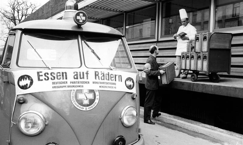1965 wurde das Essen mit VW Bullis ausgeliefert.