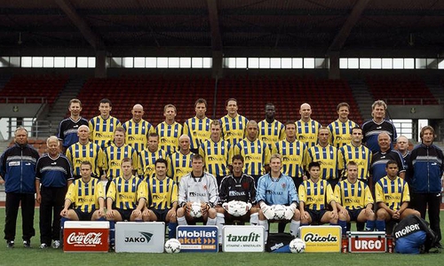 Eintracht Braunschweig 2002/2003 (hi.v.li.): Henryk Matros, Markus Küpper, Jacob Thomas, Sven Schuchardt, Thomas Ridder, Rudi Istenic, Adama Niang, Torsten Sümnich, Jürgen Rische, Christian Skolik, Mitte: Peter Vollmann, Jürgen Weisheit, Dirk Weetendorf, Janosch Dziwior, Stefan Pientak, Thomas Piorunek, Jan Schanda, Abdoul Thiam, Bernd Eigner, Holger Karp, Daniel Teixeira, Dr. Stumm, Mehlhorn, Peter Zanter, vorn: Markus Osthoff, Sascha Hörster, Tibor Nadj, Alexander Kunze, Alexander Ogrinc, Jan Spoelder, Alessandro da Silva, Lars Fuchs, Michel Mazingu Dinzey 