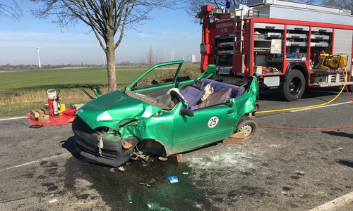 Das Dach des Fiats musste abgetrennt werden, um den Fahrer zu befreien.